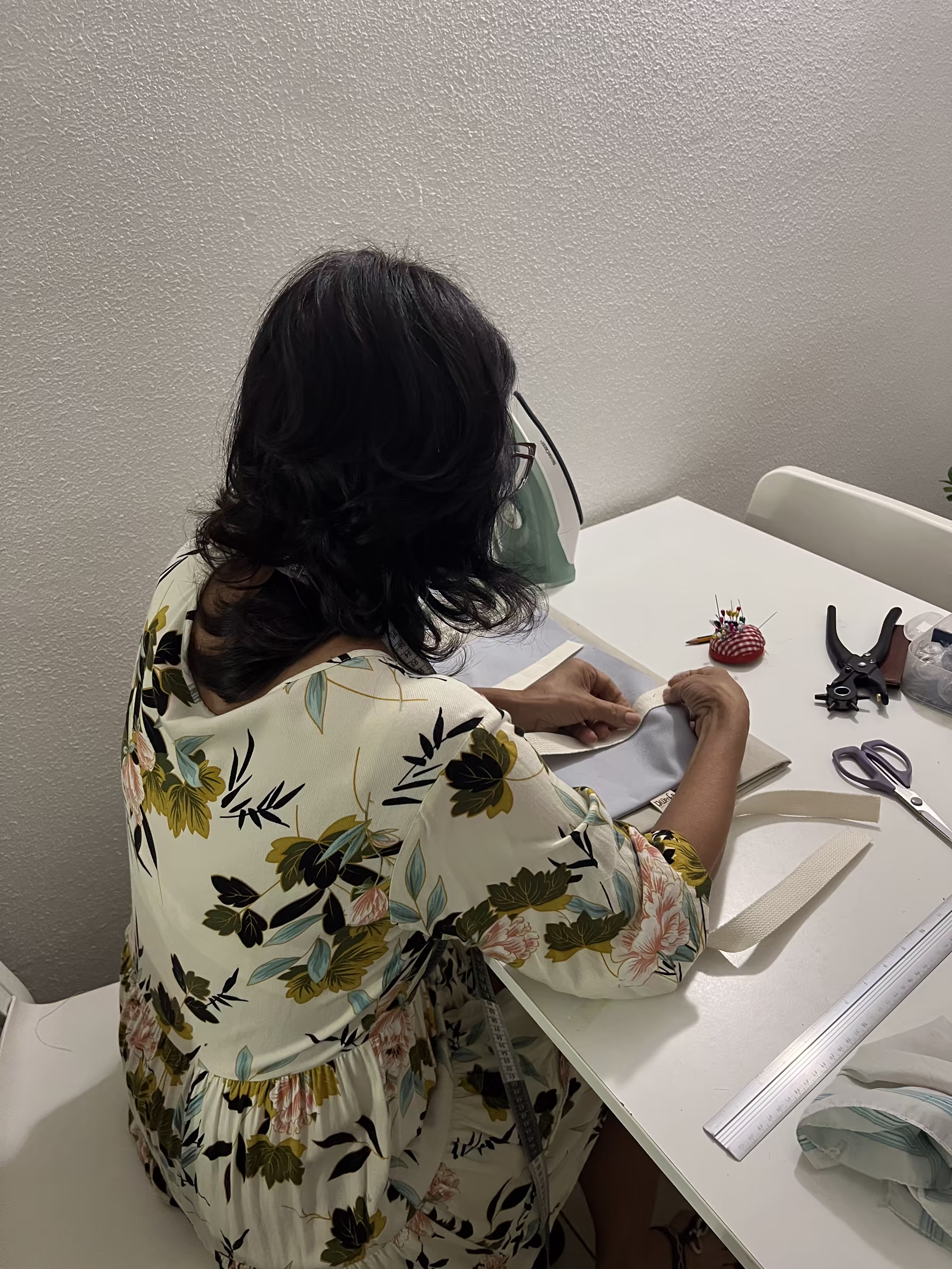 Mireya confeccionando una pieza Aguamiel en la mesa del taller